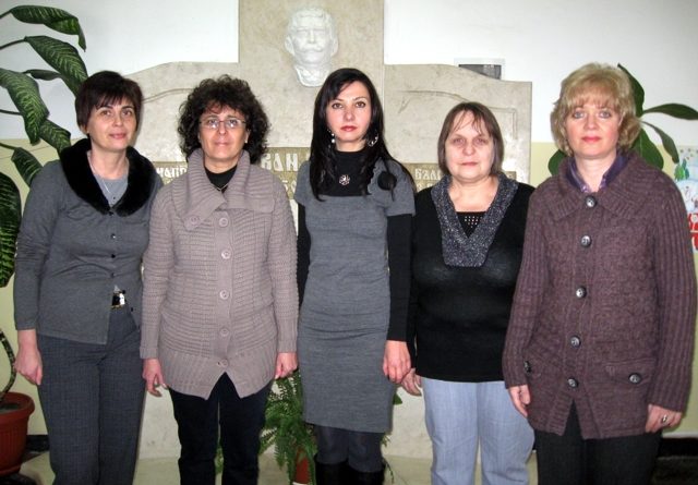 БЪДЕЩИТЕ УЧИТЕЛИ НА ПЪРВИ КЛАС: Мая Декова, Пепа Николова, Евелина Ницова, Сашка Данговска, Даниела Китева