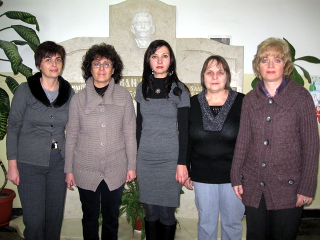 БЪДЕЩИТЕ УЧИТЕЛИ НА ПЪРВИ КЛАС: Мая Декова, Пепа Николова, Евелина Ницова, Сашка Данговска, Даниела Китева