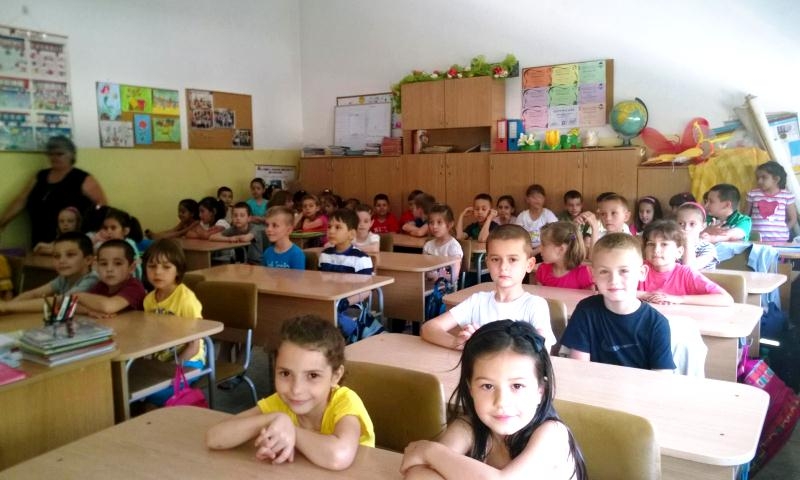 Един  час по четене в 1б клас – подарък за децата от ПГ