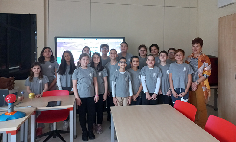 Любознайковците от четвърти „Д“ и четвърти „Е“ клас в СТЕМ кабинета по физика и астрономия