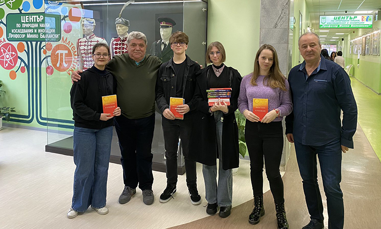 Посрещнахме писателя Николай Табаков