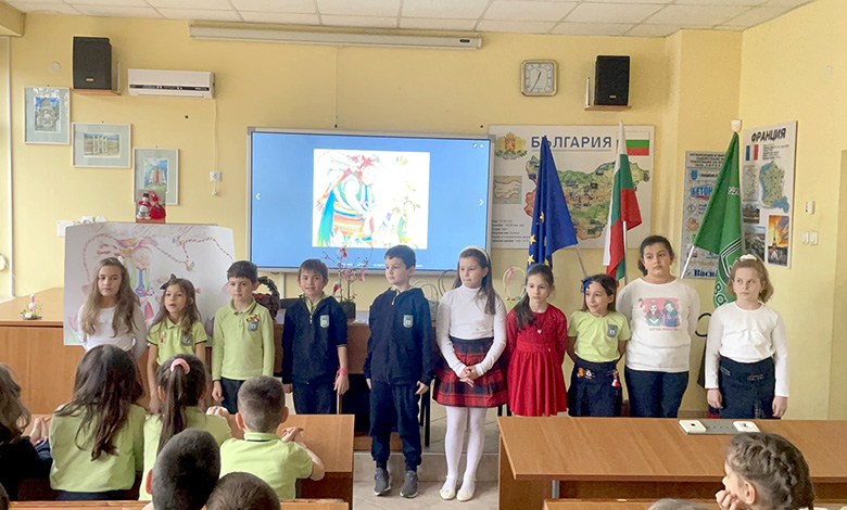 Баба Марта е дошла с мартенички и цветя
