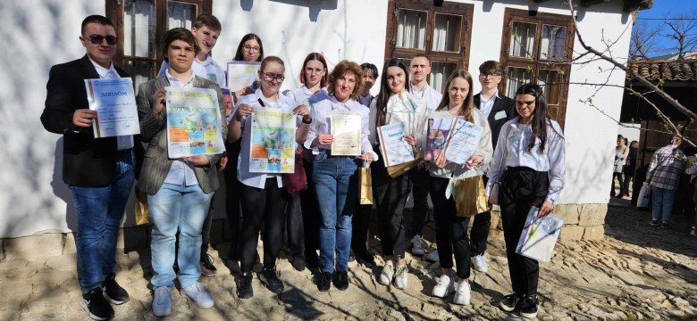 Екипът на вестника с броеве в ръце